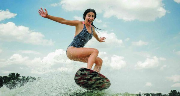 Ski nautique féminin sur la Marne